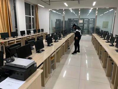 計(jì)算機(jī)學(xué)院學(xué)生黨員開(kāi)展志愿服務(wù)活動(dòng)，用專(zhuān)業(yè)技能服務(wù)師生